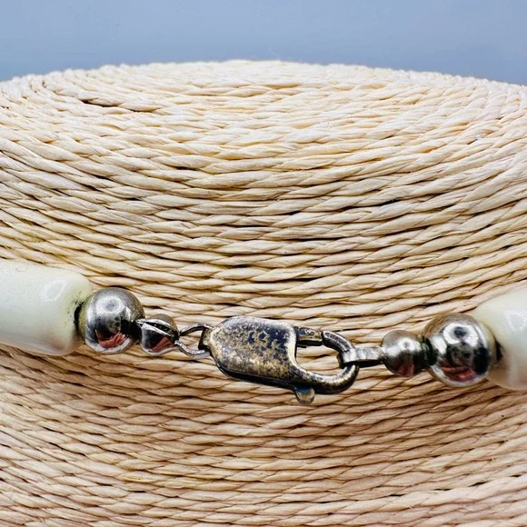 Elegant Vintage Cream Abstract Necklace - Picture 3 of 5